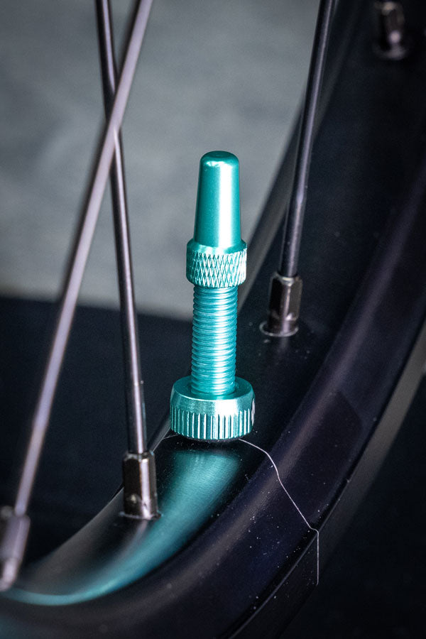 V2 Tubeless Valve Kit - TU2647-04.jpg