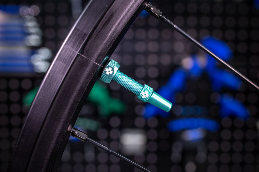 V2 Tubeless Valve Kit - TU2647-01.jpg