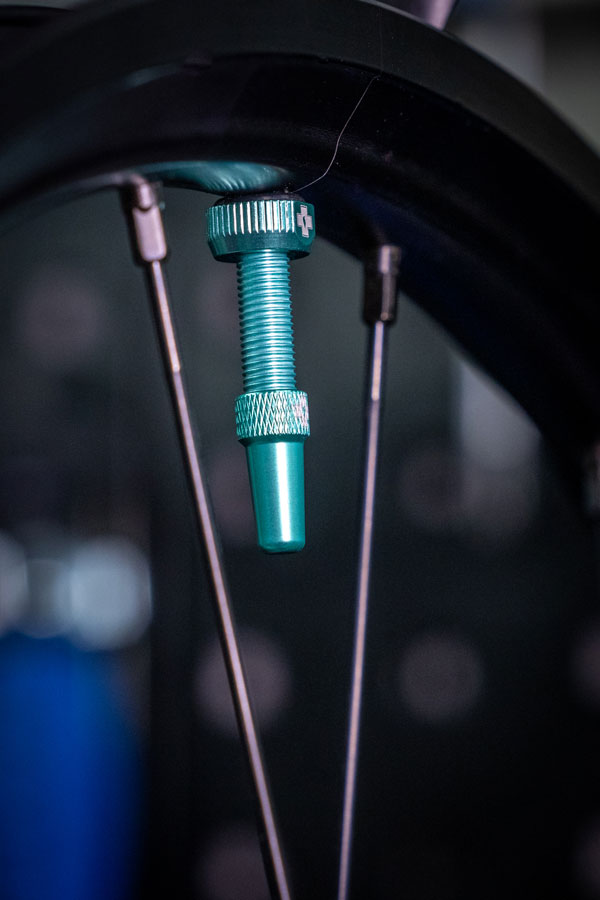 V2 Tubeless Valve Kit - TU2647-02.jpg