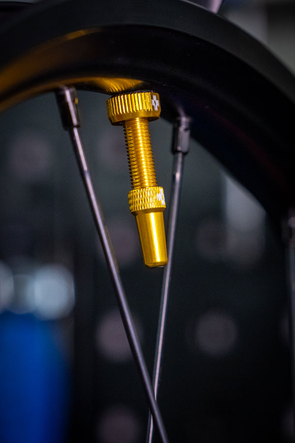 V2 Tubeless Valve Kit - TU4013-04.jpg